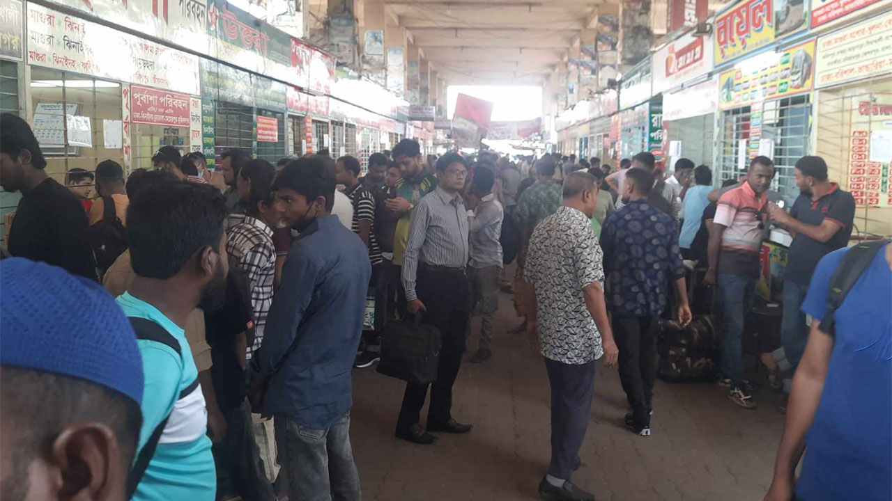 গাবতলীতে বেড়েছে যাত্রীর চাপ, নির্ধারিত সময়ে টার্মিনাল ছাড়ছে বাস